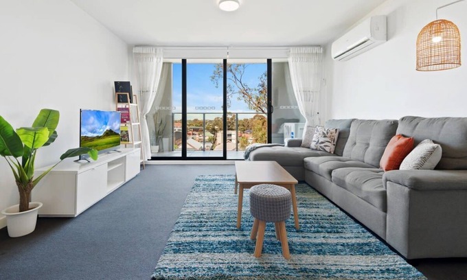 Sunshine Appartement | Executive and Spacious Apartment with Balcony