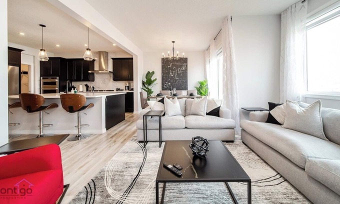 Southwest Edmonton Maison | Executive Home | AC | Sleeps 10 | Near YEG Airport