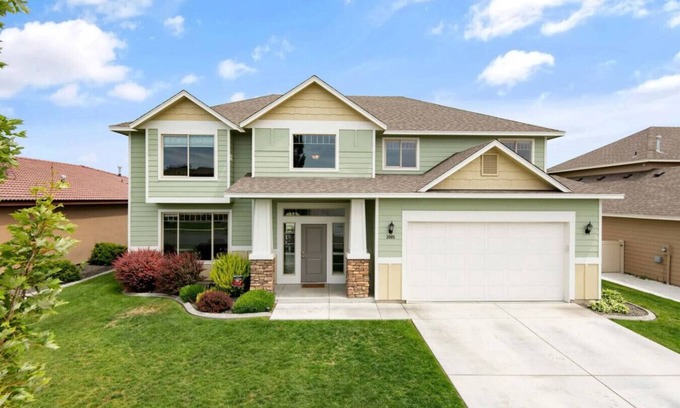 Tri-Cities Maison | Executive Home, Private Yard & Garage 5/3 - #3005