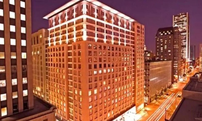 International District Copropriété | EXECUTIVE LUXURY DOWNTOWN CONDO LOCATED BY THE OLD PORT WITH FREE GARAGE PARKING