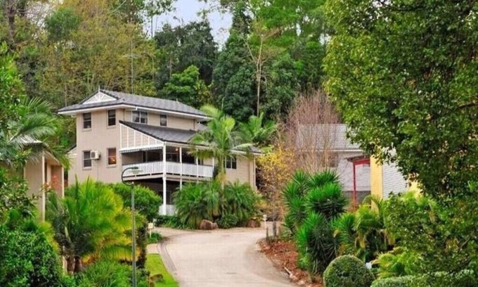 Indooroopilly Maison | Executive spacious big house near shops/buses/train