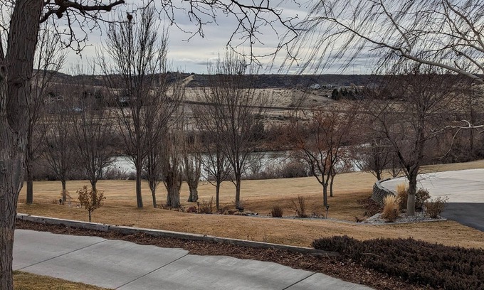 Buhl Maison | Executive Stay, Golf, Fish, Hike, Walk, Spacious Home, Quiet and Peaceful