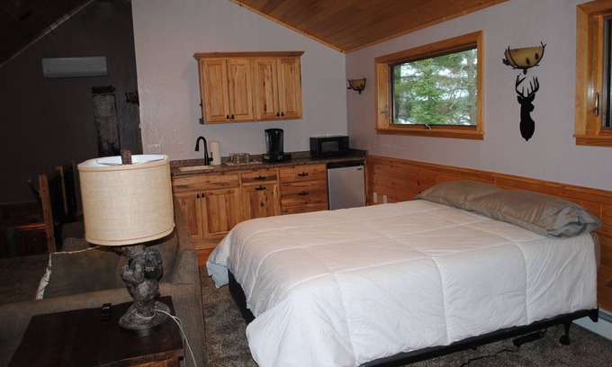 Eagle River Appartement | Executive Studio on a beautiful lake.