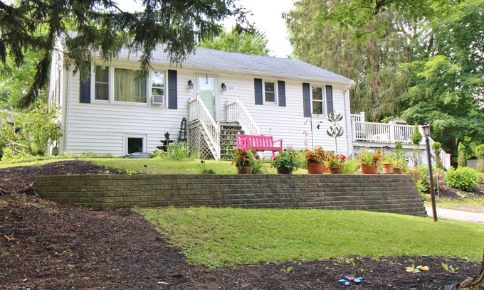 East Aurora Appartement | Executive Style Private Upper Apartment Walk to Village Amenites