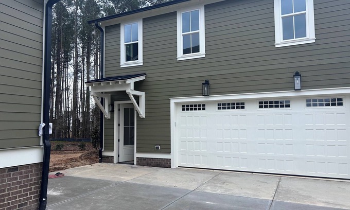 McCain Appartement | Executive Upscale 1-bedroom condo with pool and fitness room in awesome Durham.