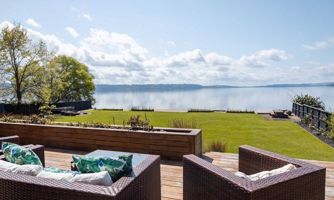 Ngongotaha Maison | La vie au bord du lac à son meilleur! Construisez des châteaux de sable, nagez ou faites du kayak pendant vos vacances.