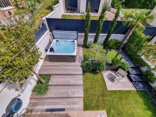Orgeval Maison | EXIGEHOME - Chambre d'hôte avec jacuzzi et jardin paysagé, partagé