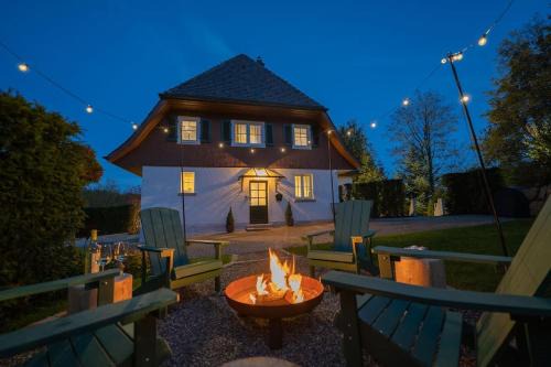 Schonach im Schwarzwald Maison | Exklusives Ferienhaus am Waldrand mit Whirlpool und Sauna