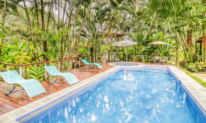 Florencia Maison | Maison exotique et accueillante avec piscine privée, vue sur le jardin et entourée par la nature!