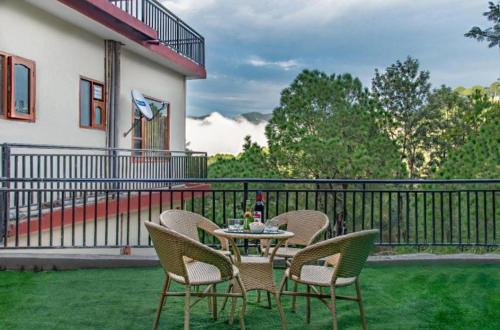 Dharampur Appartement | Exotic Stays I The Pine Trails I Serviced Apartments I Toy Train View I Best Seller I Guaranteed Best Price I Kasauli