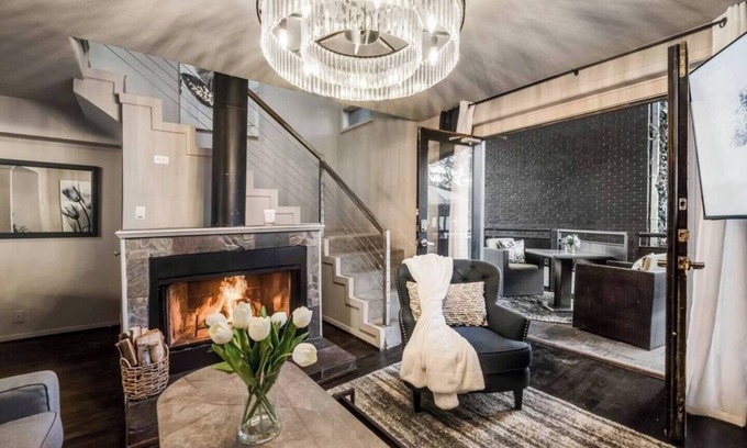 Lower Greenville Copropriété | Expansive 2-bed loft with fireplace, full kitchen, smart TVs, and access to an award-winning courtyard & resort pool.