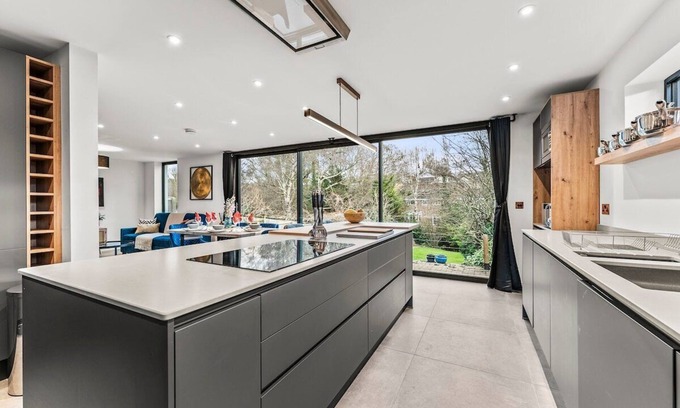 Cheltenham Maison | Expansive Getaway in Cheltenham - Sleeps 15