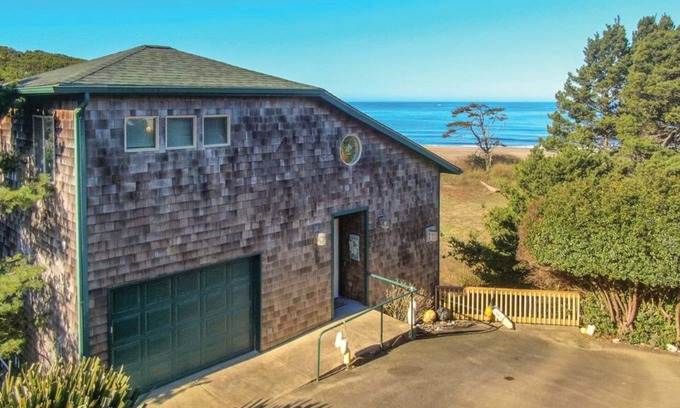 Gleneden Beach Maison | Expansive Ocean Views, Easy Beach Access, Privacy, Hot Tub, Oceanfront!