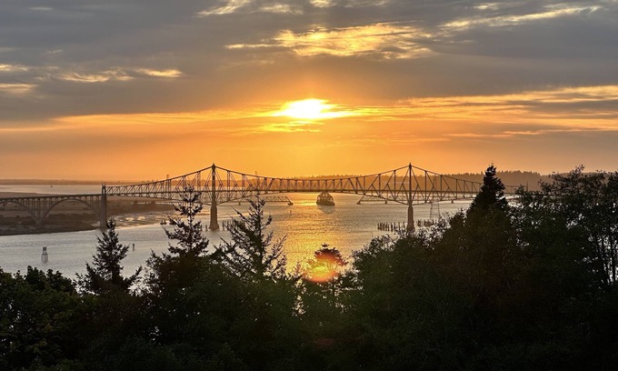 North Bend Appartement | Expansive views of iconic McCullough Bridge, and bay with beautiful sunsets