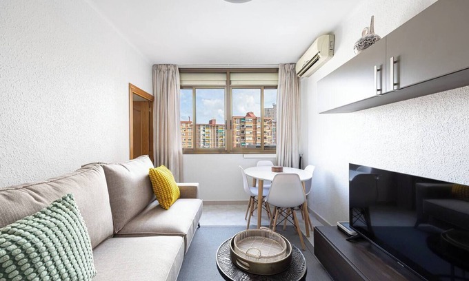 Cornella de Llobregat Appartement | Experience the charm of our lovely and intimate 3-bedroom home.