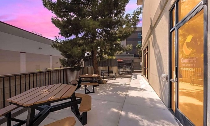 Sunrise Manor Appartement | Experience a warm, friendly stay at Comfort Inn & Suites® Las Vegas - Nellis .