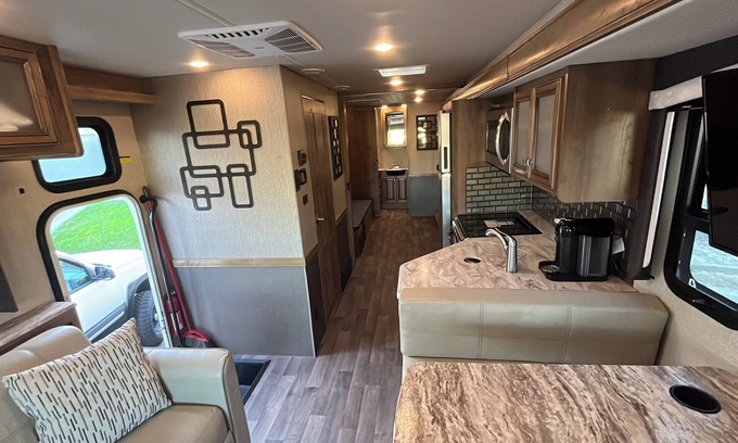 Vacaville Maison | Experience an RV stay in Vacaville, featuring Wi-Fi for your connectivity needs.