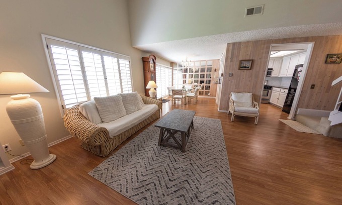 Hollywood Beach Copropriété | Experience Beach Living in this 3 Bedroom Condo that is just Steps from the Sand!