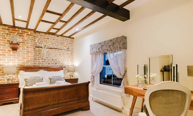 Birchington Hôtel | Experience boutique comfort above The Powell pub in Birchington. Stylish en-suite rooms, luxury touches, and a vibrant pub below—perfect for business, couples, or families. Book your coastal escape today!