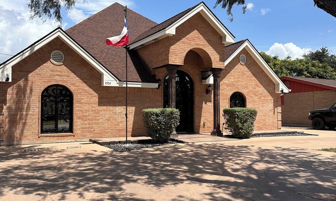McAllen Maison | Experience comfort and convenience in this beautifully appointed McAllen retreat