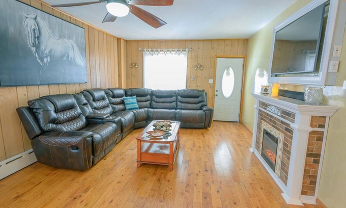 Limekiln Maison | Experience comfort near entertainment! 5-min drive to Santander Arena