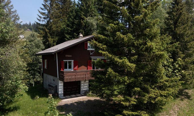 Mitloedi Maison | "Experience Idyll and Adventure at Chalet Sönderli in the Swiss Alps!"
