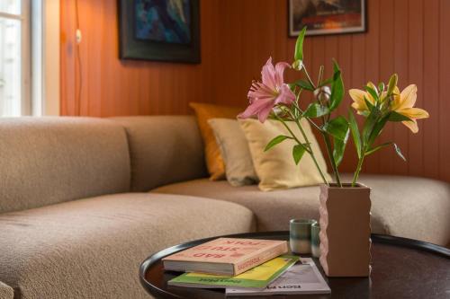 Vestre Slidre Appartement | Experience Jotunheimen from Vevstogo - sauna with a view and eco living in an old school building