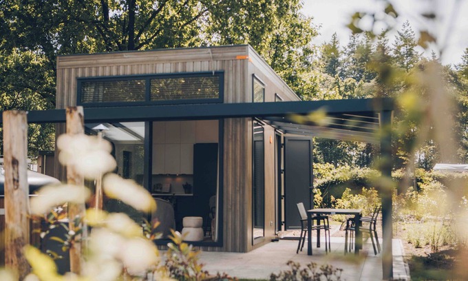 Lieren Maison | Experience luxury and nature at the Reeëndal Lodge on the Veluwe! With 1 bedroom, 1 sleeping loft, and a fully equipped kitchen, you can completely unwind in the lovely private hot tub.