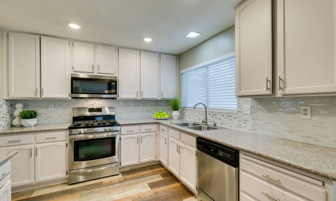 Green Valley North Maison | Experience luxury in Green Valley, just a hop away from Tropicana