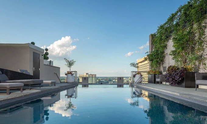 Logan Square Hôtel | Experience Philly Culture at this Trendy Suite | City Views | Rooftop Pool