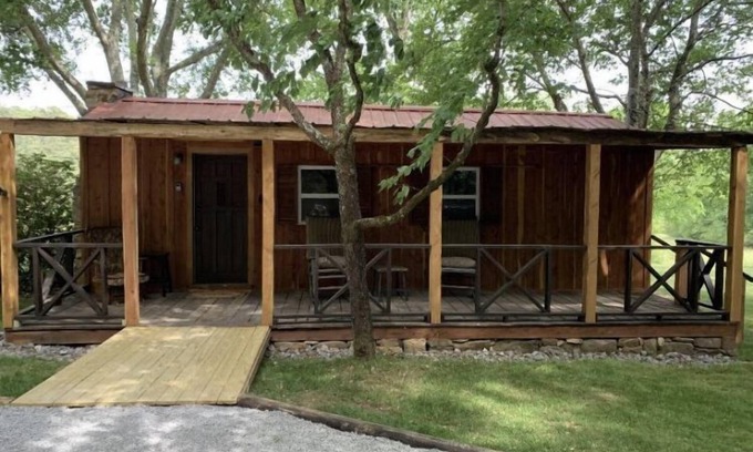Scottsboro Cabine | Experience staying in a late 1800’s cabin. Located near the Tennessee River