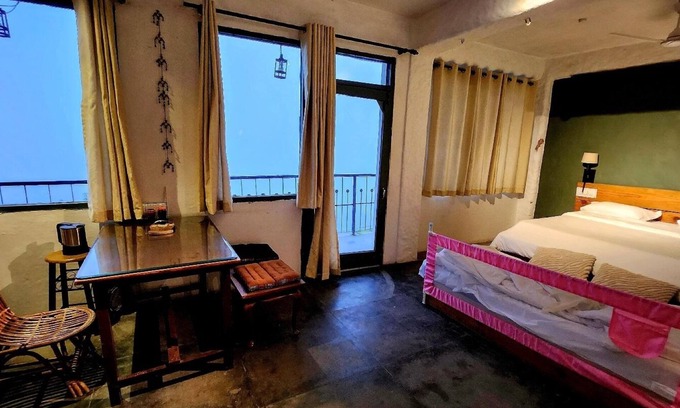 Dharamshala Lit Et Petit-Déjeuner | Experience the beauty of nature at Bímil/East. Relax in our cozy bed & breakfast