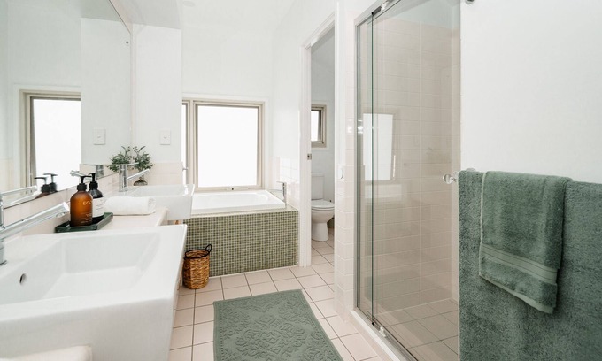 Mudjimba Appartement | Experience the epitome of luxury beachside living in this stunning home.