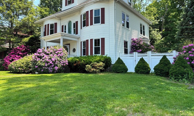 West Roxbury Maison | Experience the history of Boston in the most sought after neighborhood.