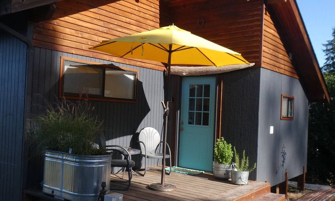 Port Ludlow Cabine | Experience the PNW in a cabin on Hood Canal with water and mountain views.