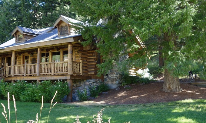 Sun Valley Cabine | Experience the tranquility and magic of Sun Valley at this Board Ranch log cabin