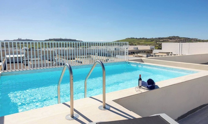 Ta' Zokkrija Appartement | 🌴 Experience true luxury at this tranquil penthouse retreat — a perfect escape for couples seeking romance 💕 or families looking to relax together in style 🐚☀️.