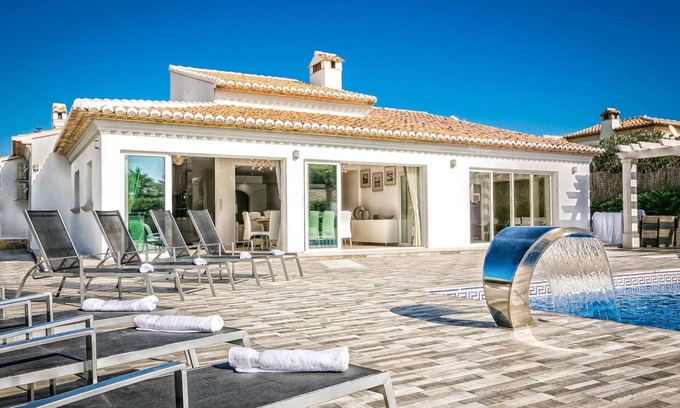 Costa Nova Villa | Large Luxury 6 Bed Private & Secure Villa - AC - Bar - BBQ - HotTub -100Mb Wifi