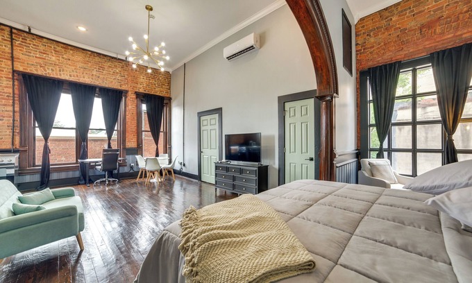 Marshall Appartement | Explore Downtown Marshall: Historic Studio Getaway