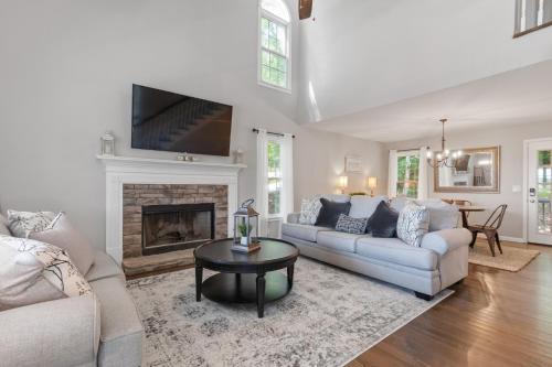 Cartersville Maison | Explore Historic DT In This Cozy Open Air 5BR Stay