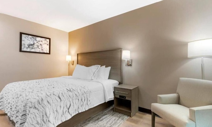 Queens Hôtel | Explore Jamaica with This Affordable Room | Free Parking