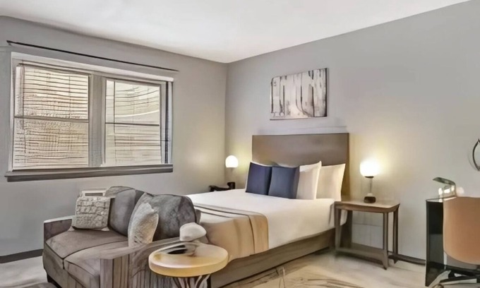 West Ridge Appartement | Explore Northside from Modern Studio Apartment with Washer and Dryer