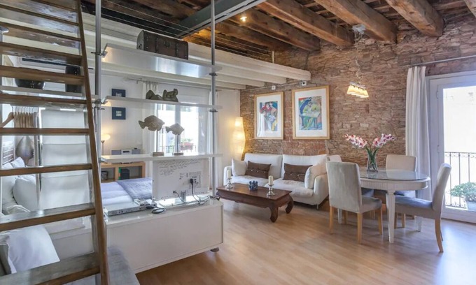 La Ribera Appartement | Explore Old Barcelona from a Loft-Style Studio