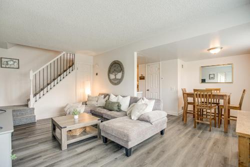 Bear Creek Maison | Explore Red Rocks and Green Mtn Townhome with Pool!