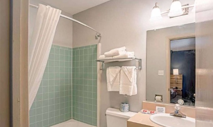 Clinton Appartement | Explore Studio in heart of Clinton, IA - a warm welcome awaits!