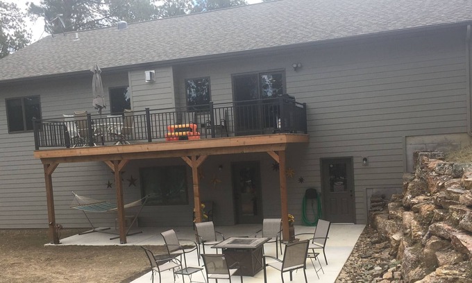 Custer Maison | Détendez-vous près de la table de feu dans la cour arrière après une journée de visites.
