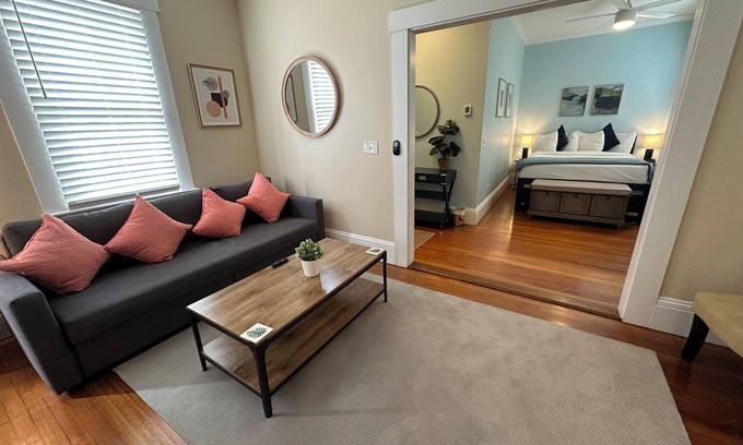 Historic Hill Appartement | Exposed Brick 1 Bed/ 1 Bath/ Pullout Sofa/ Dog Friendly Large Suite (Sleeps 4) Downtown Newport