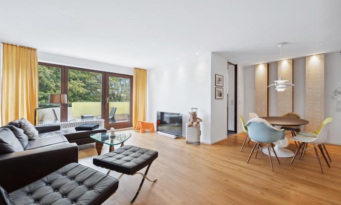 Boeblingen Appartement | EXQUIS Kunstvolles Luxusapartment I Designmöbel I Balkon I Homeoffice I Parken I Netflix