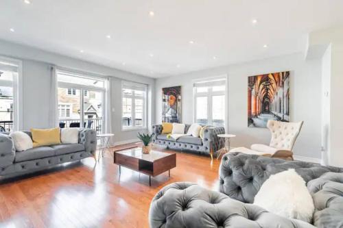 West Oak Trails Maison | Exquisite 3BR, 4WR Townhome on Bronte Rd Oakville