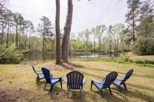 North Augusta Maison | Exquisite 5-BR Estate on 7 Acres with Private Pond